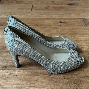 Stuart Weitzman Logo Plainfield Peep Toe Pumps Heels Mushroom Snakeskin Size 9